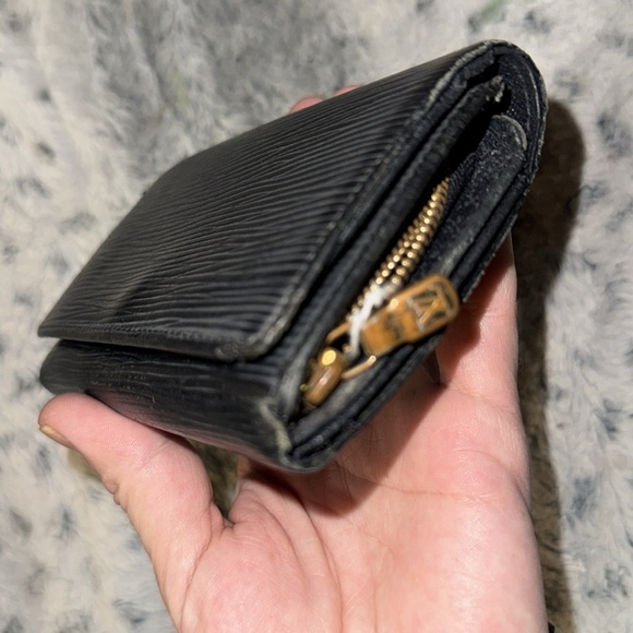 Men’s Or Women’s Louis Vuitton Black Epi compact Wallet! Vintage piece and clean - Picture 10 of 12